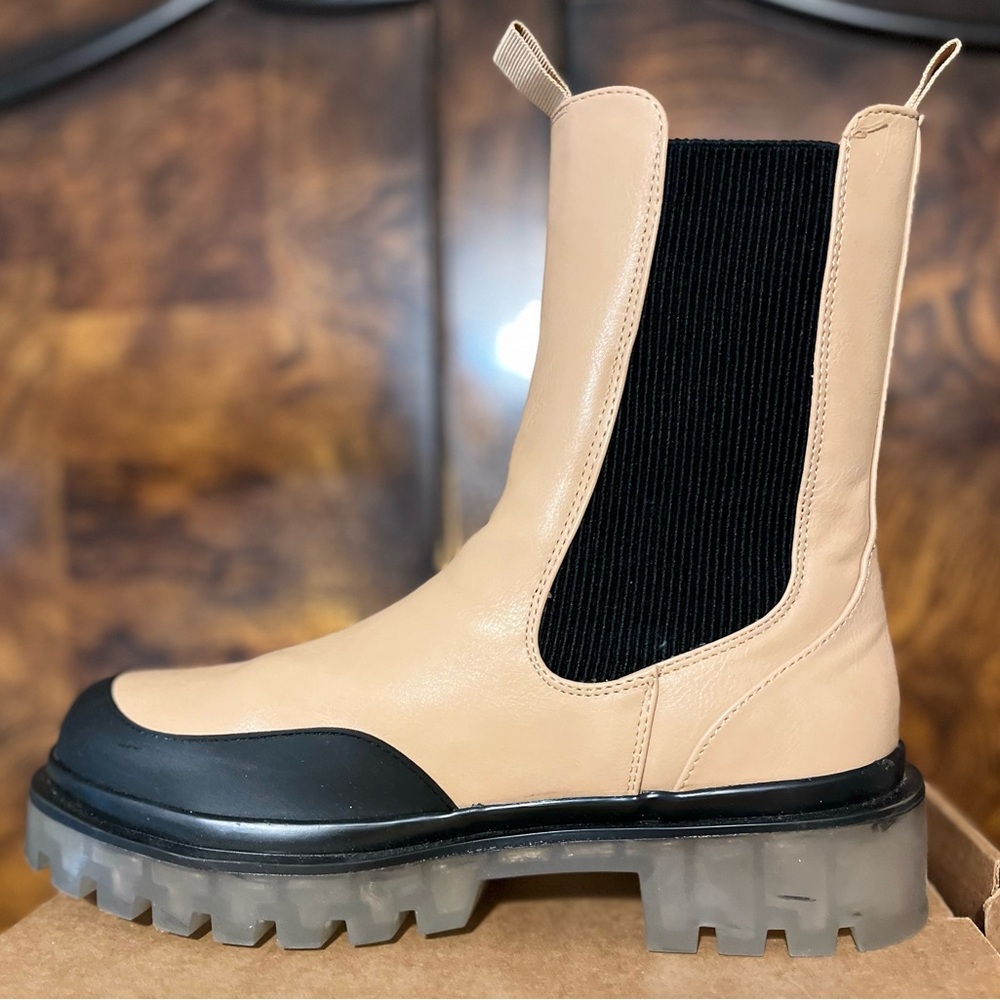 Women’s US 9 Tan Chelsea boot with clear sole.